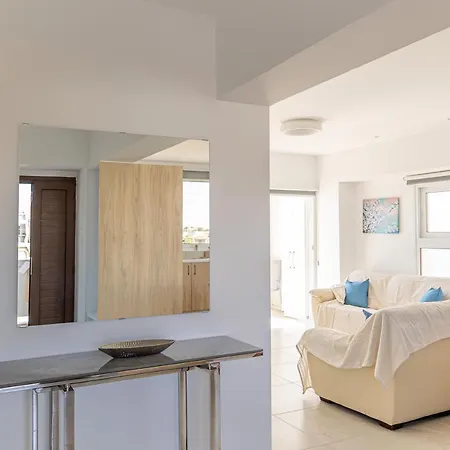 Beachhouse Apartment Larnaca