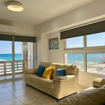 Beachhouse * لارنكا